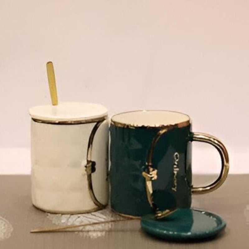 كوب شاي - كوب سيراميك دائري مستوحى من حقائب اليد مع ملعقة وغطاء، مثالي لجلسات القهوة الراقية، أو وقت الشاي المريح، أو الاستمتاع بالكابتشينو، أو المشروبات الساخنة في المنزل أو المكتب (قطعتان)