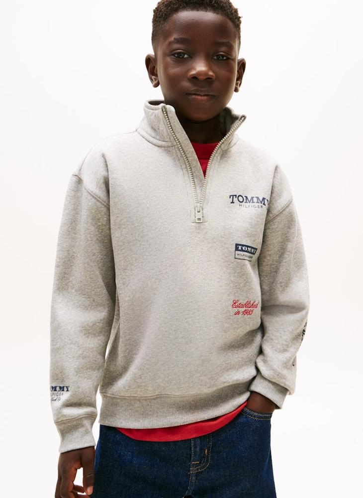 تومي هيلفيغر سترة رياضية بسحاب نصفي وطبعة شبابية متعددة - Image 1