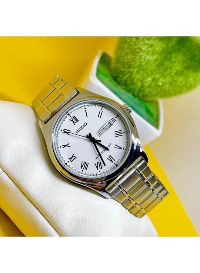 كاسيو ساعة كاسيو رجالية ستانلس ستيل MTP-V006D-7BUDF – ميناء أبيض بأرقام رومانية مع عرض اليوم والتاريخ ومقاومة للماء - Image 2
