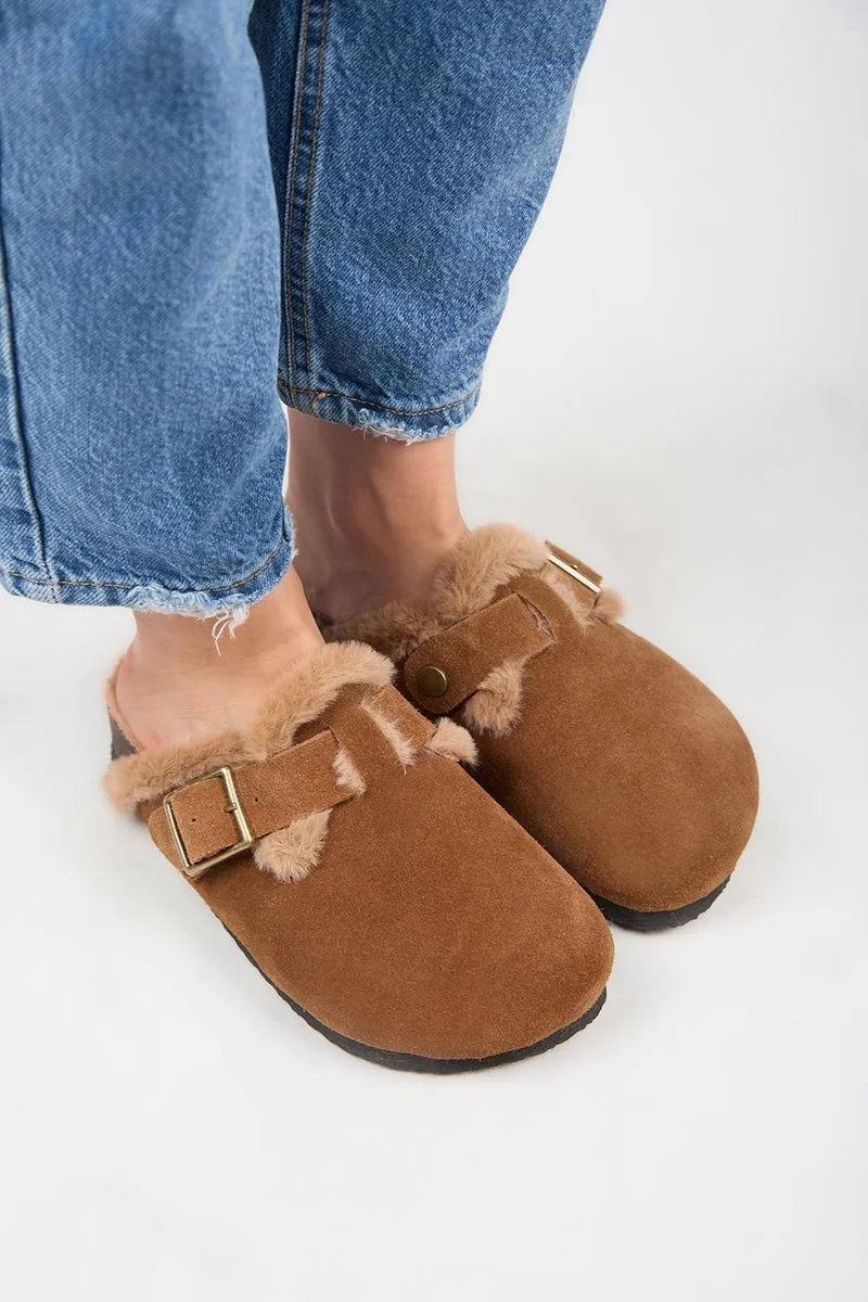 Manijero Manijero (Zeta 2 Fur-Lined) Women's Genuine Leather Buckled Clogs in Tan