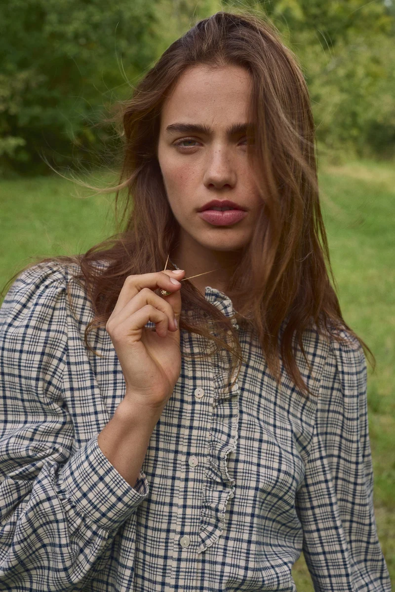 اتش اند ام بلوزة من القطن بقبة مكشكشة