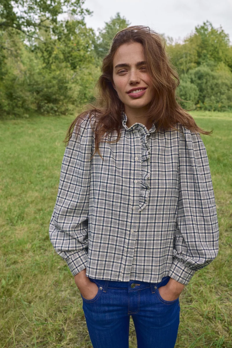 اتش اند ام بلوزة من القطن بقبة مكشكشة