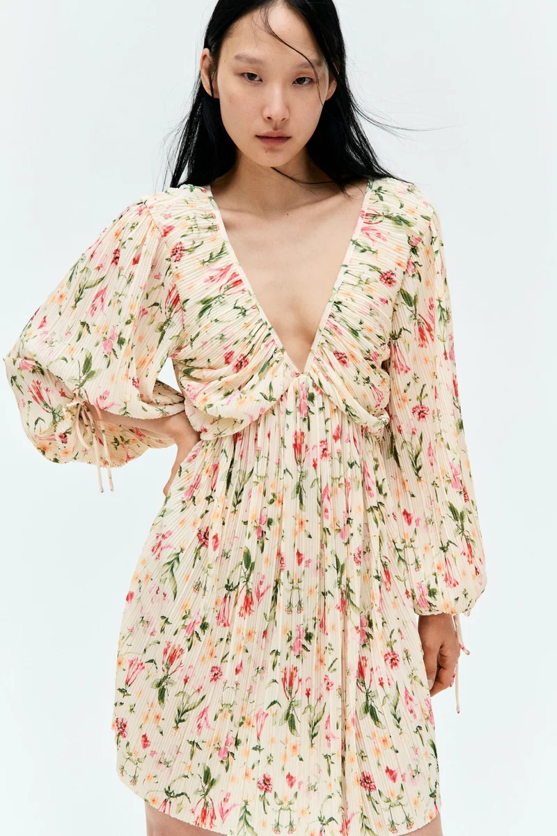 اتش اند ام فستان مزين بكسرات رفيعة