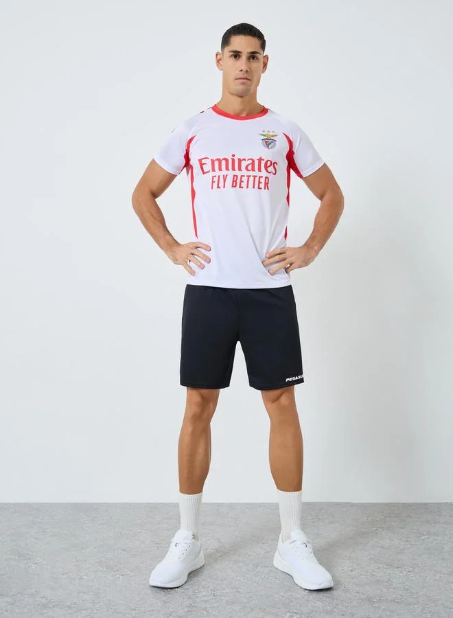 تايك تو تيشيرت رياضي بأكمام قصيرة وطبعة شعار