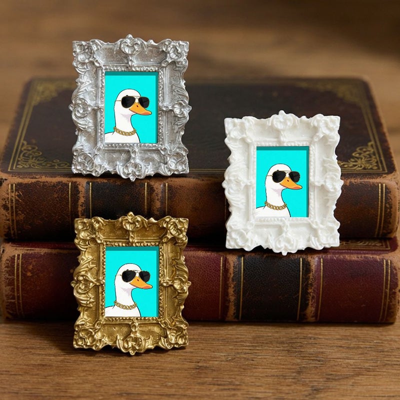 إطار صور بلاستيكي مغناطيسي بإطار فضي، بطة ريترو مع نظارات شمسية وسلسلة ذهبية - Image 2