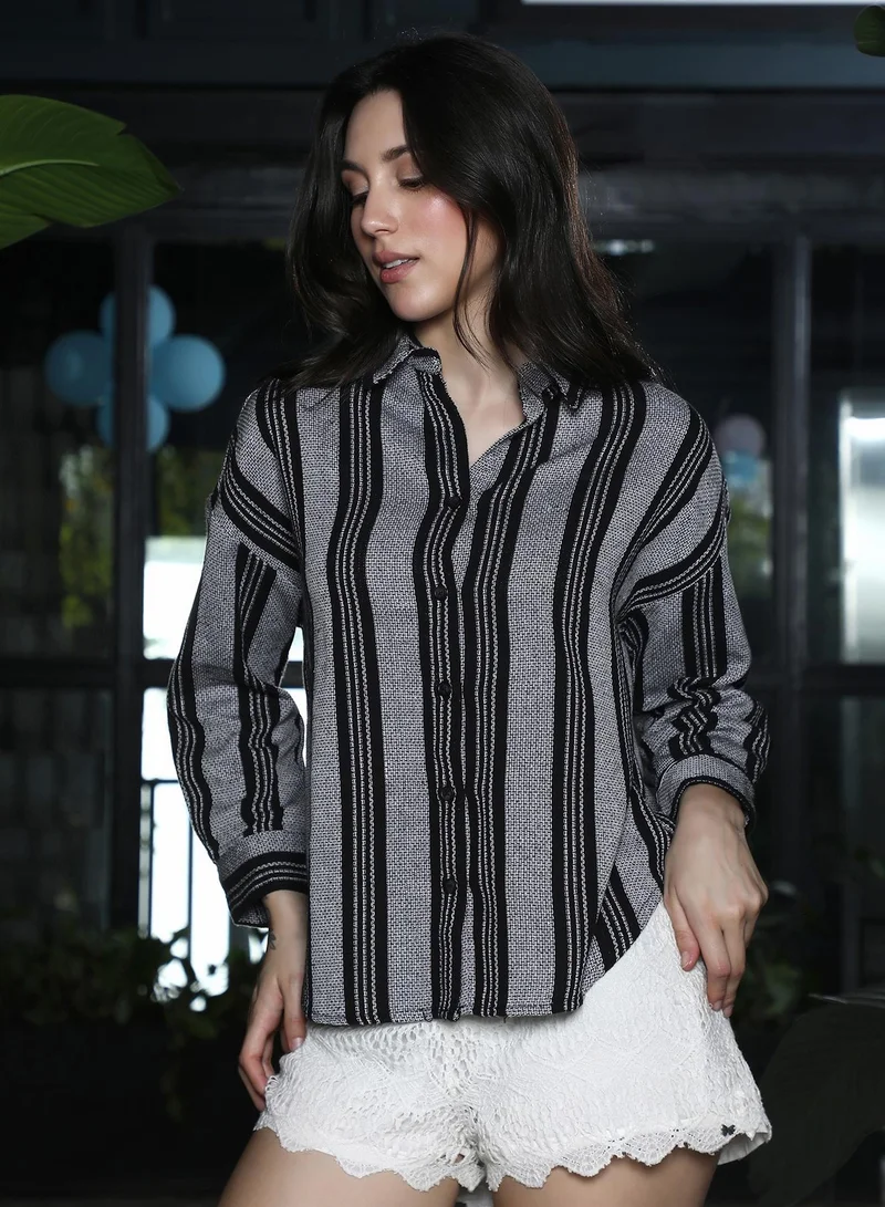 بينيا كولادا قميص نسائي واسع مخطط بنسيج دوبي بياقة عريضة وأكمام طويلة بأزرار للإغلاق.