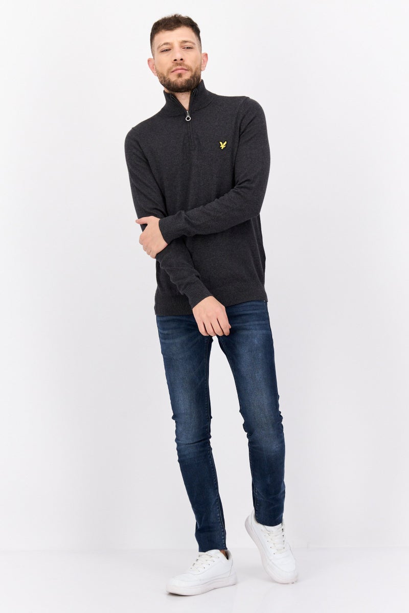 Lyle & Scott سويت شيرت رجالي برقبة عالية مزين بشعار بأكمام طويلة، رمادي - Image 2