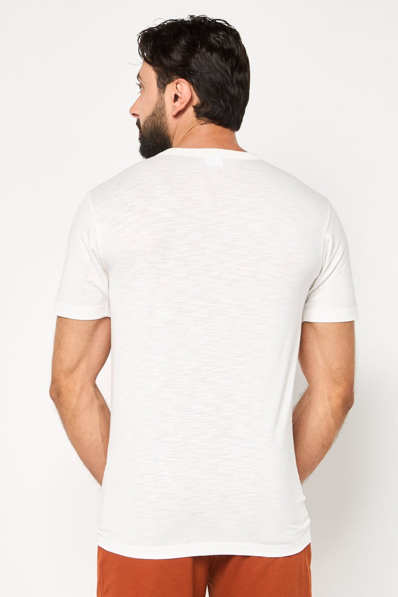 Champion تي شيرت رياضي للرجال بأكمام قصيرة مناسب للخارج، أبيض - Image 4