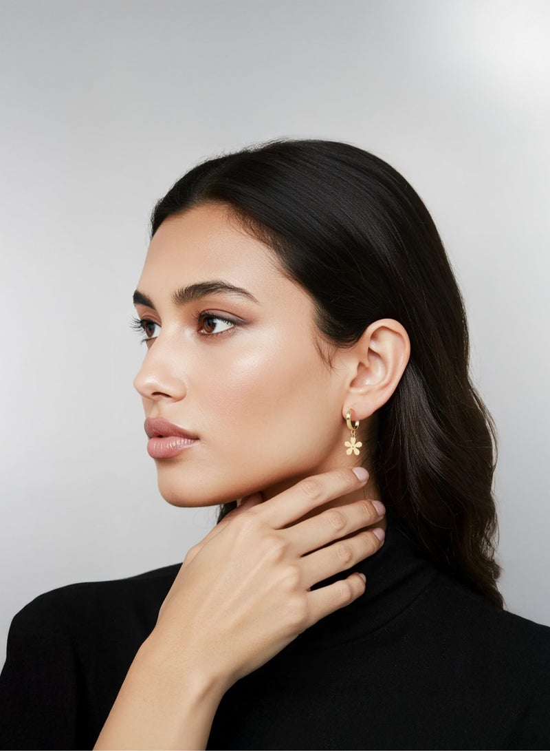 سي-بو أقراط ذهبية ذات حلقة C-BO مع سحر زهري منقوش - تصميم خفيف الوزن، مضاد للحساسية، أنيق ومعلق للنساء - Image 2