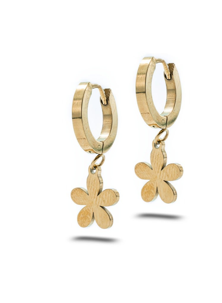 سي-بو أقراط ذهبية ذات حلقة C-BO مع سحر زهري منقوش - تصميم خفيف الوزن، مضاد للحساسية، أنيق ومعلق للنساء - Image 1