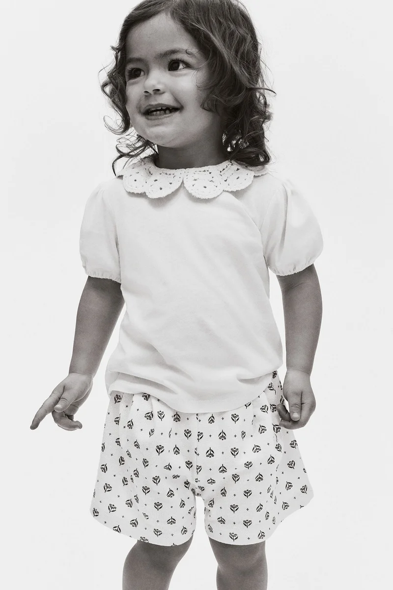 اتش اند ام شورت من الجيرسيه مزيّن بطبعة