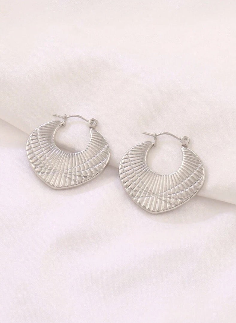 إيكوال حلق اذن نسائي انيق مصنوع من الاستانلس ستيل باللون الفضي - Image 2