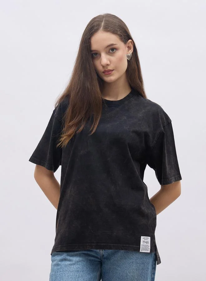 Styli Styli High-Low Hem Oversized T-Shirt with Patch Detail