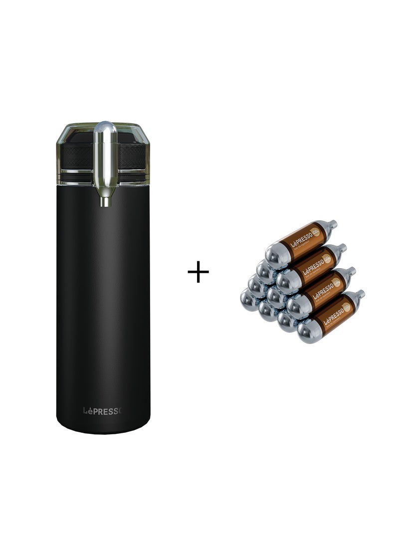 ليبرسو زجاجة مياه غازية 750 مل بجدار مزدوج معزول بتفريغ الهواء وبطانة داخلية من السيراميك + عبوات شحن ثاني أكسيد الكربون (عبوة من 10) للمياه الغازية، 8 غرام من ثاني أكسيد الكربون، مصممة للاستخدام مع الماء والمشروبات - أسود - Image 1