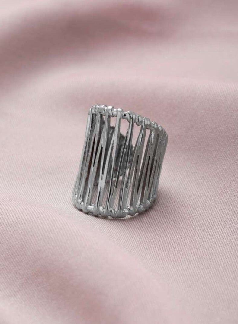 إيكوال خاتم نسائي من الاستانلس ستيل باللون الفضي انيق وعصري بمقاس موحد - Image 3