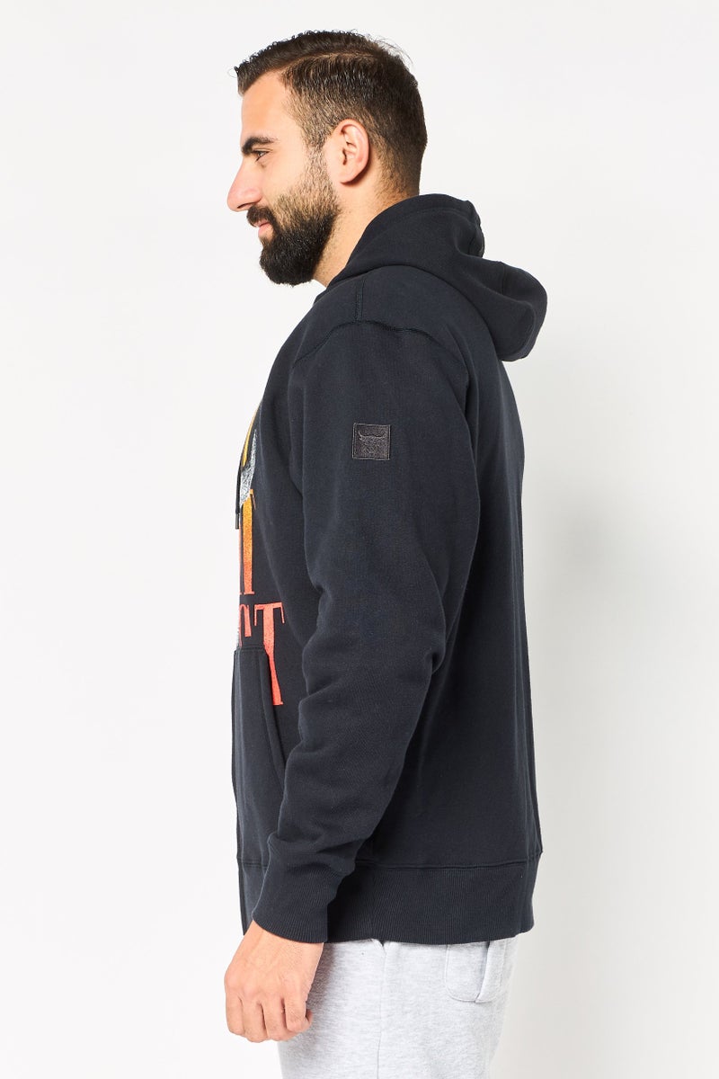 UNDER ARMOUR سويت شيرت خارجي بأكمام طويلة فضفاضة للرجال من أندر أرمور × مشروع روك، أسود - Image 4