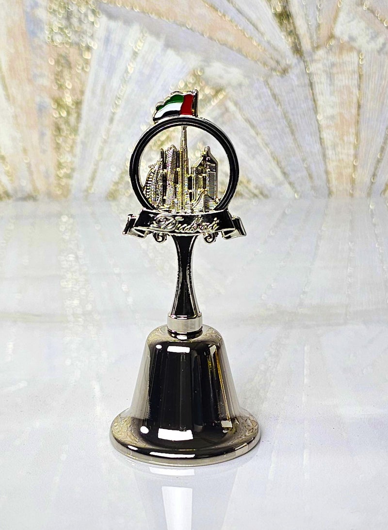 سوق الهدايا التذكارية جرس معدني مستوحى من مدينة دبي، مطلي بالذهب، يعرض معالمها الشهيرة - عملي، متين، وجاهز للإهداء. - Image 1