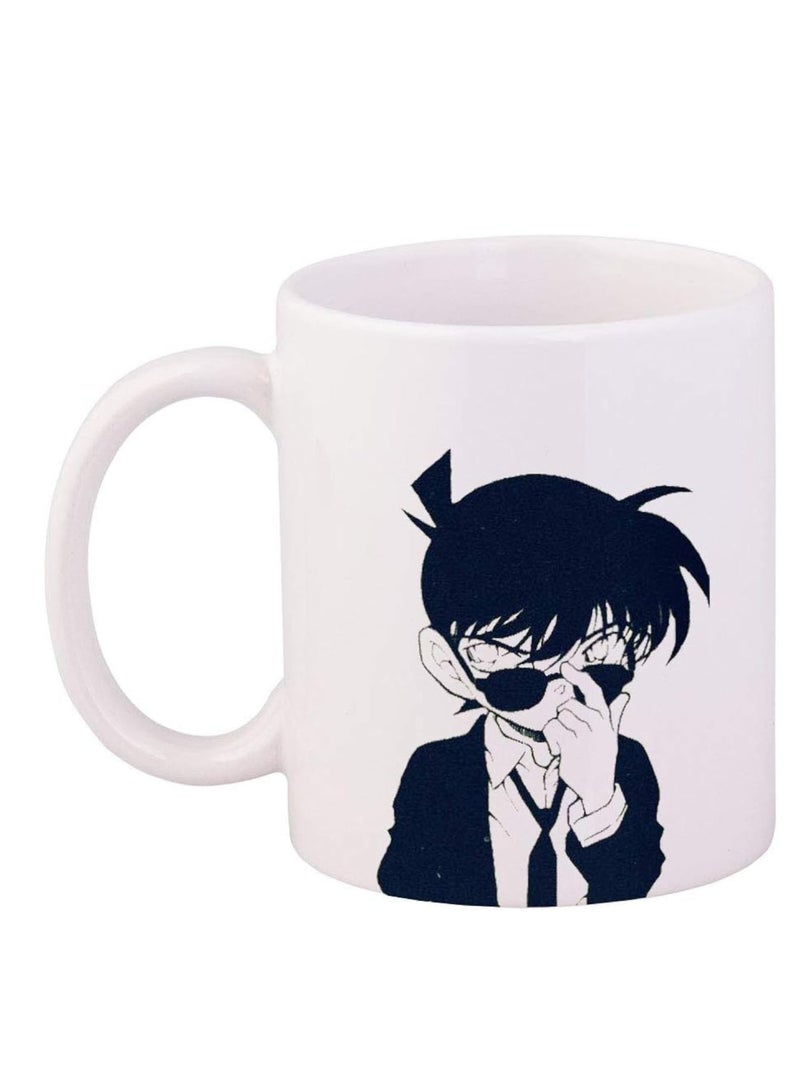 حكاية شمعة مج من السيراميك بطبعة تصميم "المحقق كونان" بلون أبيض