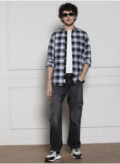 Dennis Lingo Mid Rise Relaxed Fit Light Fade Cargo Jeans by Styli  - Image 4