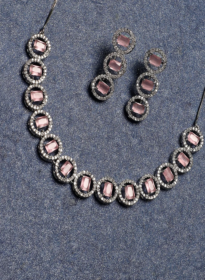 سوهي طقم قلادة وأقراط من الألماس الأمريكي والحجر المصمم المطلي بالفضة