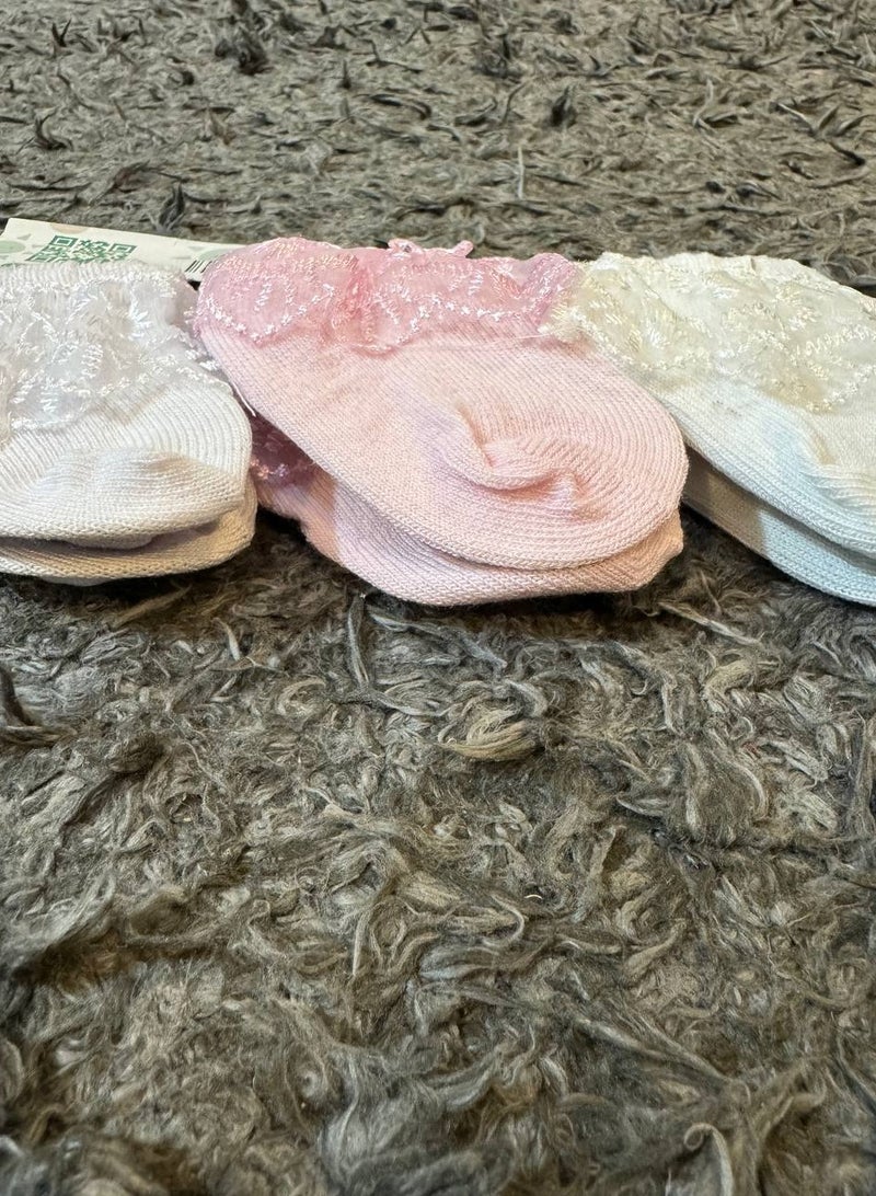 مجموعه من 3 شرابات دانتيل لحديثي الولاده  الوان مختلفه - Image 2