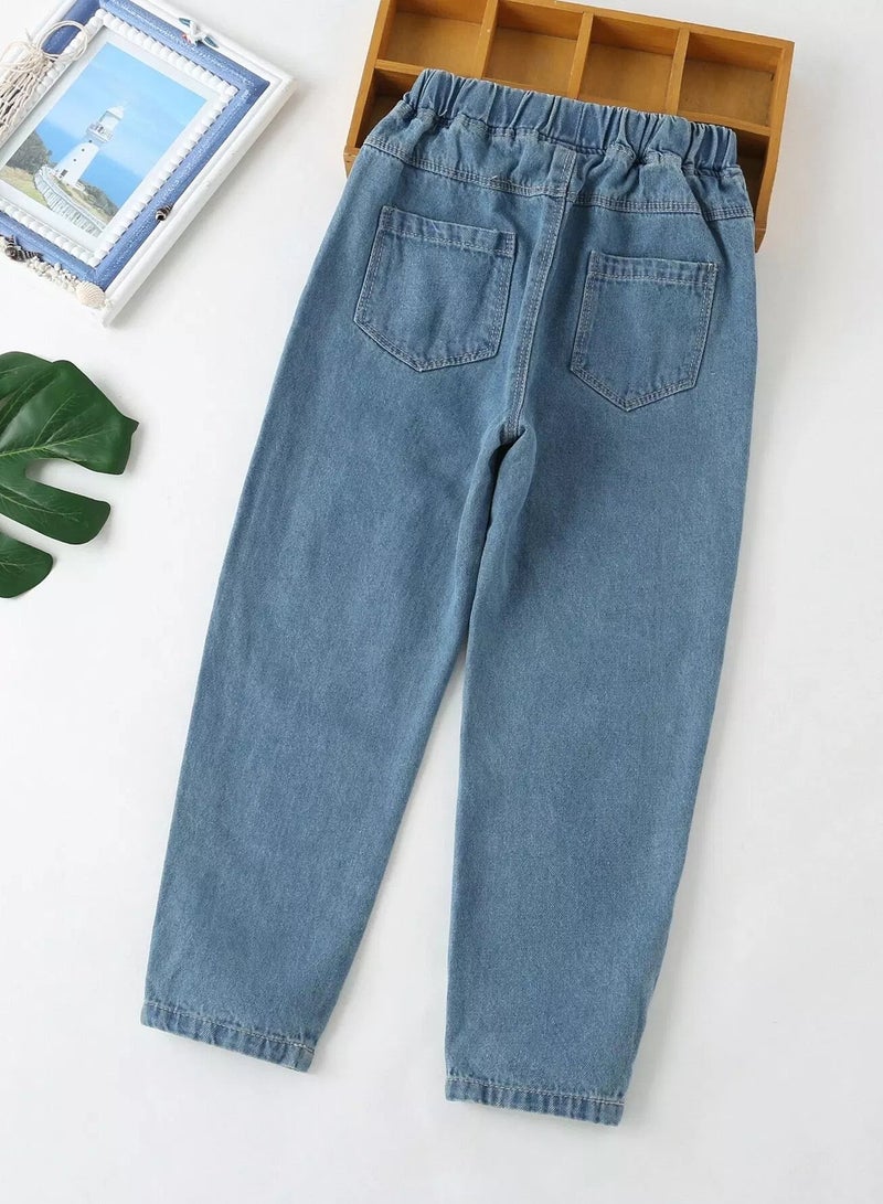 Girls Ripped Figure And Letter Graphic Jeans  - Image 2