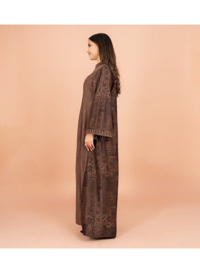 اكسا جلابية فاخرة من الماندرين مطرزة بالخرز بأكمام منقوشة - Image 3