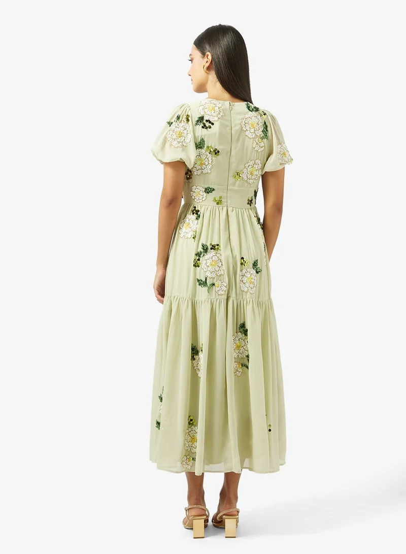 مايا فستان ماكسي بأكمام منفوشة وتطريز زهري متباين