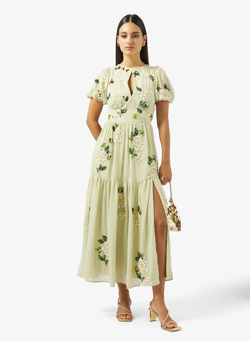 مايا فستان ماكسي بأكمام منفوشة وتطريز زهري متباين