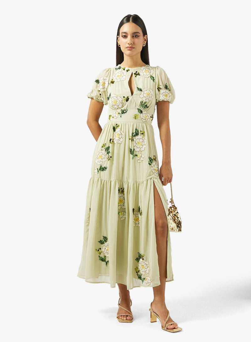 مايا فستان ماكسي بأكمام منفوشة وتطريز زهري متباين - Image 1