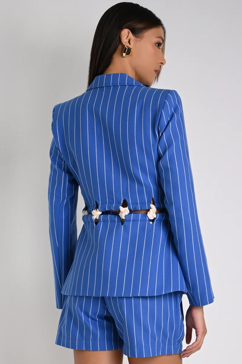 كارمن ستيفنز سترة بليزر بتفاصيل حبل مخطط