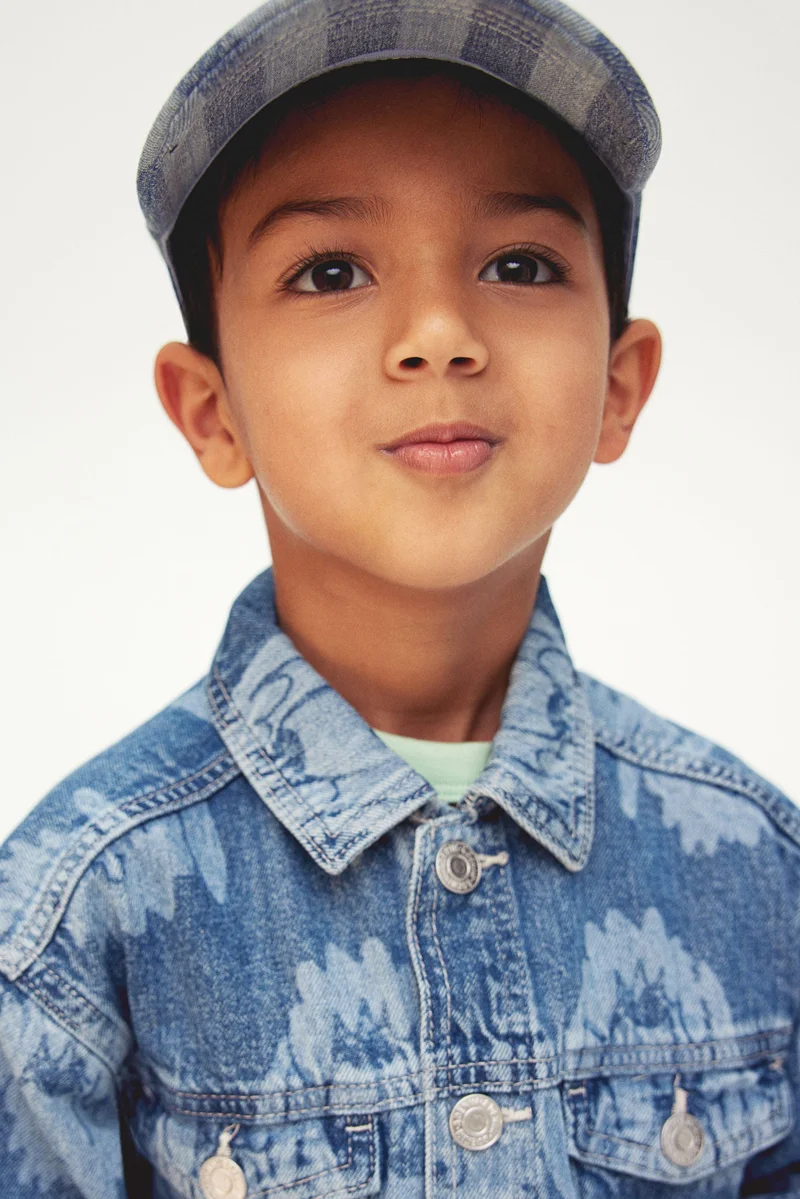 اتش اند ام جاكيت من الدنيم مزين بطبعة