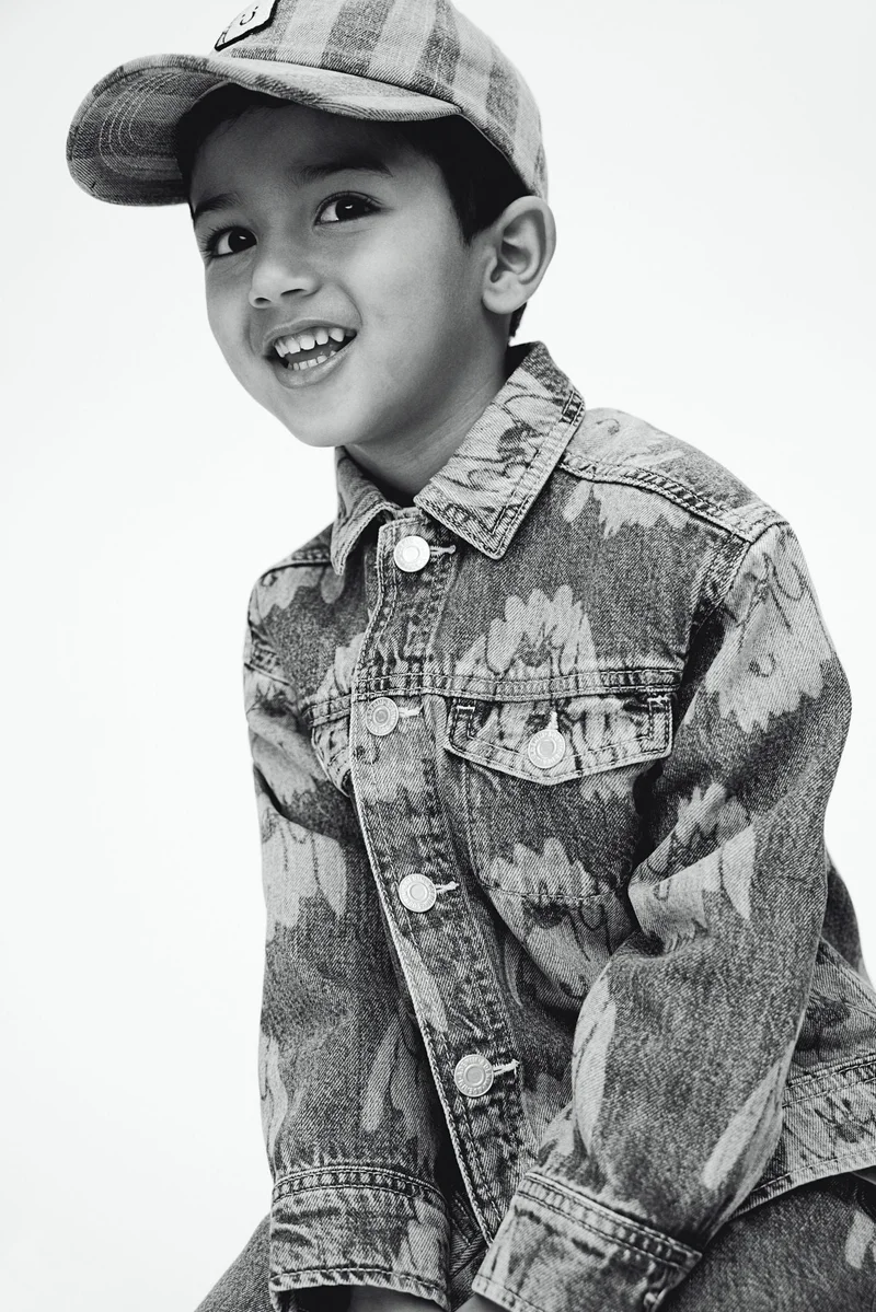 اتش اند ام جاكيت من الدنيم مزين بطبعة