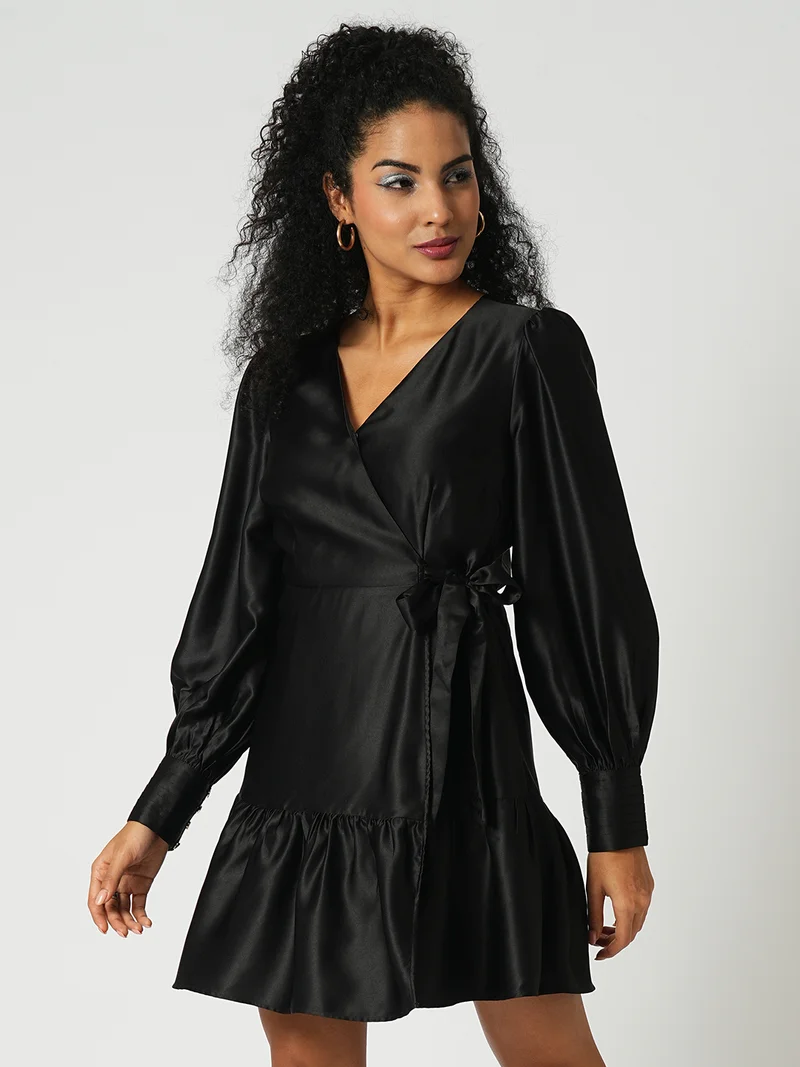 جلو باص فستان سهرة قصير ساتان بأكمام مكشكشة ورقبة ملفوفة من جلوبس