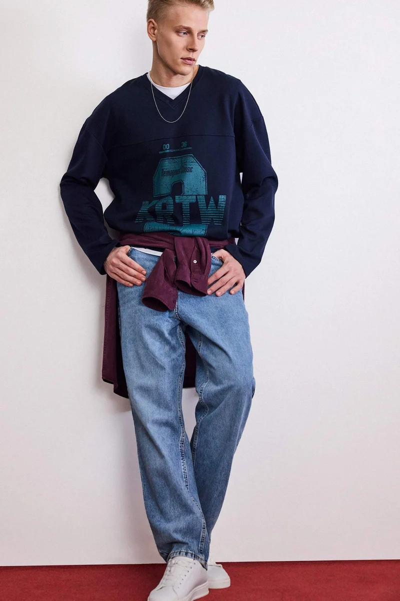 ديفاكتو Boxy Fit V-Neck Slogan Print Sweatshirt