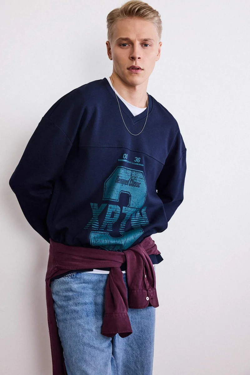ديفاكتو Boxy Fit V-Neck Slogan Print Sweatshirt