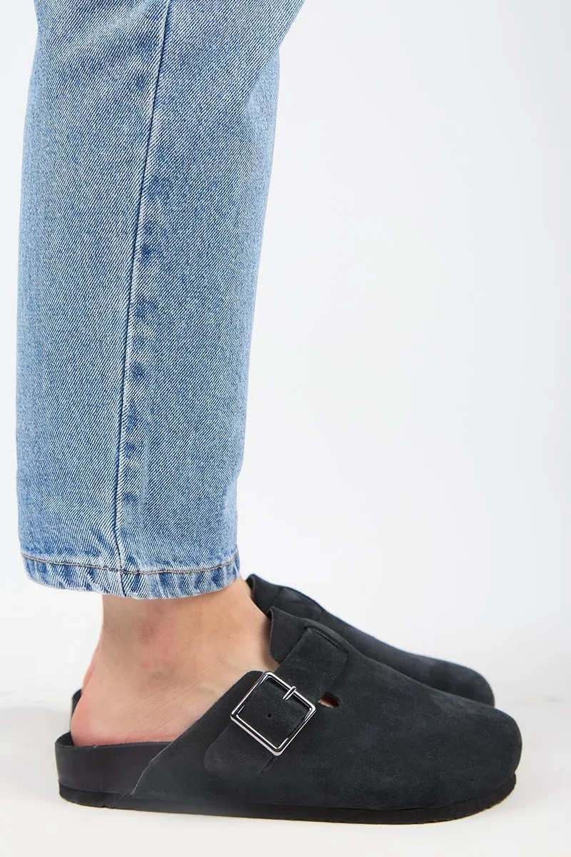 مانجيرو قباقيب مانييرو زيتا 2 النسائية المصنوعة من الجلد الطبيعي بلون أنثراسيت مع إبزيم وحزام