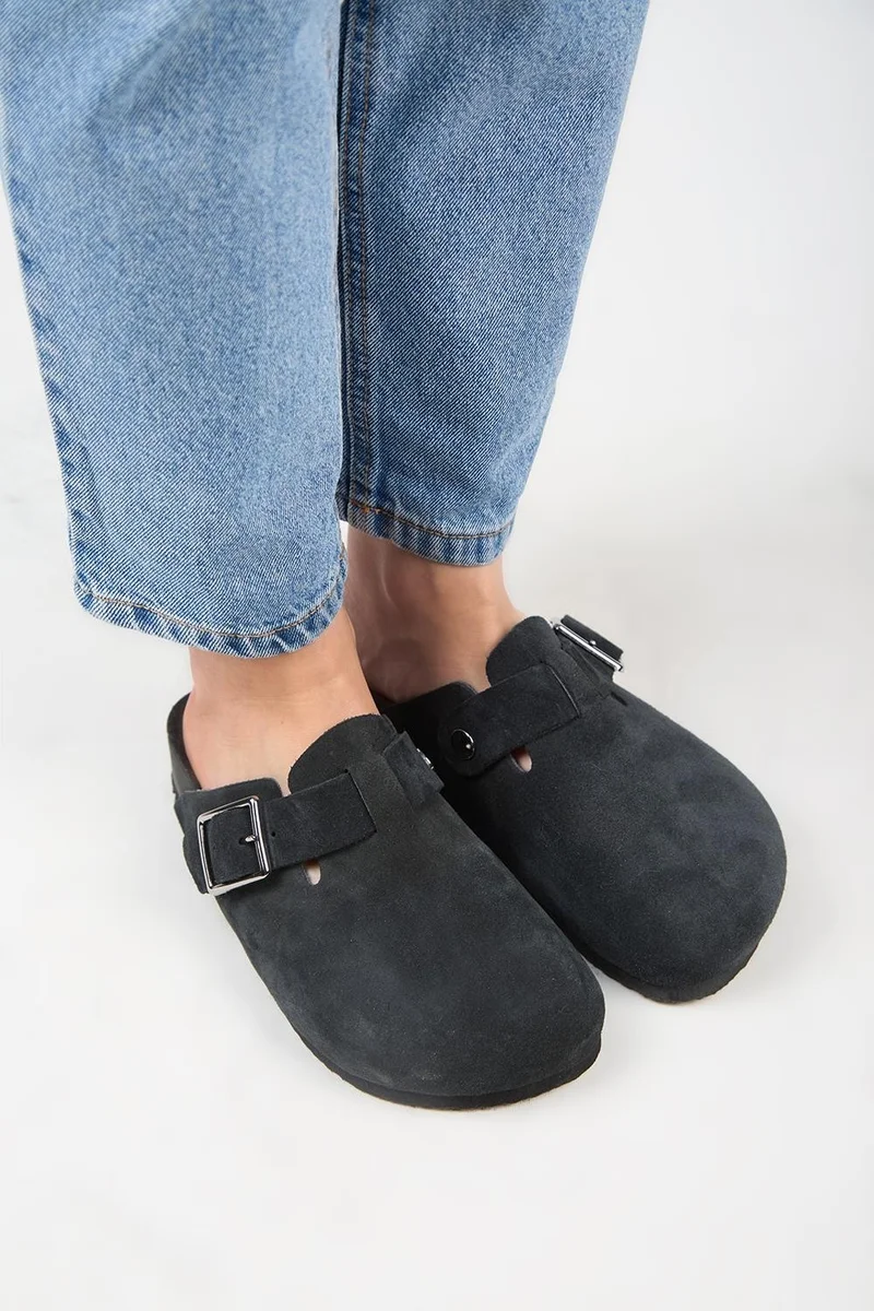 مانجيرو قباقيب مانييرو زيتا 2 النسائية المصنوعة من الجلد الطبيعي بلون أنثراسيت مع إبزيم وحزام