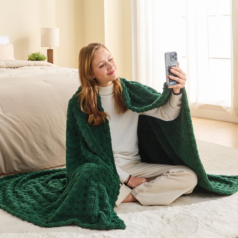 نيو كوزبلاي Newcosplay Super Super Throw Blanket Green Premium Silky Flannel Fleece 3D Waffle بطانية سرير خفيفة الوزن طوال الموسم (رمي أخضر داكن (50 "" x70 ")) - Image 3