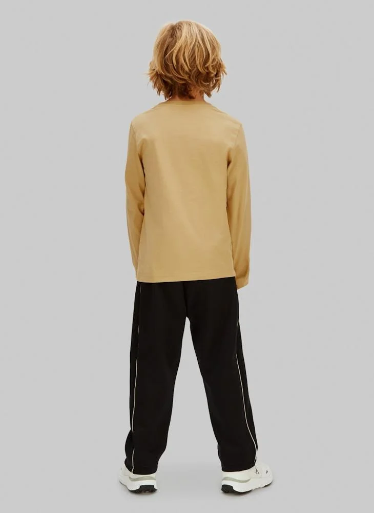 كالفن كلاين جينز تيشيرت بشعار الشباب عبوة من قطعتين