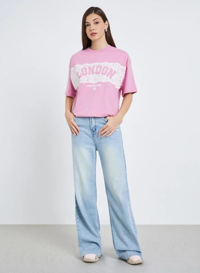 ستايلي تيشيرت بشعار لندن وقصة واسعة