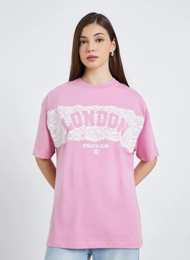 ستايلي تيشيرت بشعار لندن وقصة واسعة