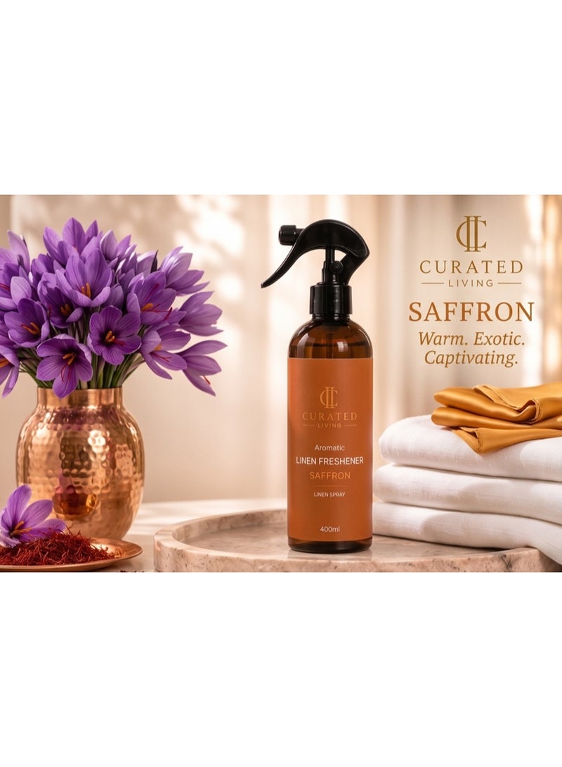 بخاخ معطر للمنسوجات برائحة الزعفران من "Curated Living" (400 مل / 13.5 أونصة) – بخاخ فاخر للمنسوجات والغرف يجمع بين دفء الزعفران والتوابل والعنبر – انتعاش يدوم طويلاً لأغطية السرير والملابس والوسائد وأرجاء المنزل. - Image 4