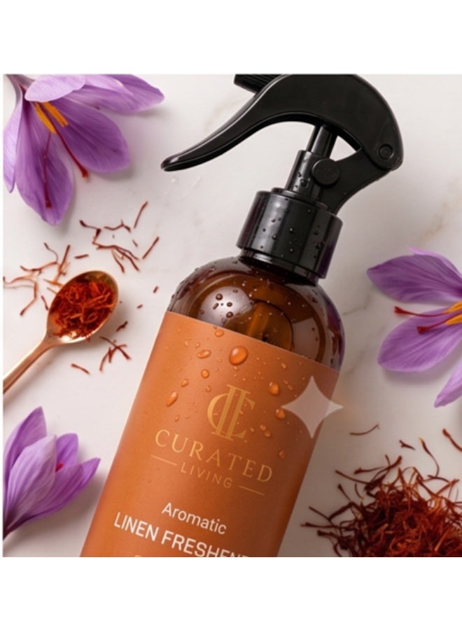 بخاخ معطر للمنسوجات برائحة الزعفران من "Curated Living" (400 مل / 13.5 أونصة) – بخاخ فاخر للمنسوجات والغرف يجمع بين دفء الزعفران والتوابل والعنبر – انتعاش يدوم طويلاً لأغطية السرير والملابس والوسائد وأرجاء المنزل. - Image 3