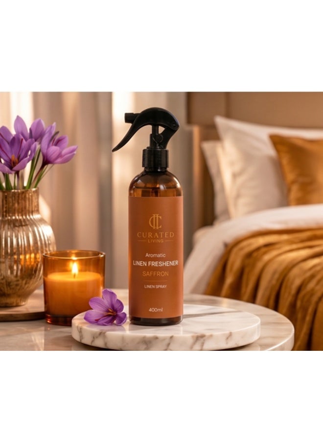 بخاخ معطر للمنسوجات برائحة الزعفران من "Curated Living" (400 مل / 13.5 أونصة) – بخاخ فاخر للمنسوجات والغرف يجمع بين دفء الزعفران والتوابل والعنبر – انتعاش يدوم طويلاً لأغطية السرير والملابس والوسائد وأرجاء المنزل. - Image 2