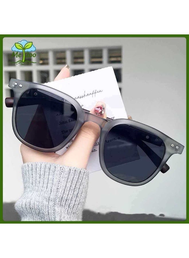 Frost Gray Matte Wood Grain Temple Polarized Sunglasses, Retro Square UV Protection Shades Unisex - Image 1