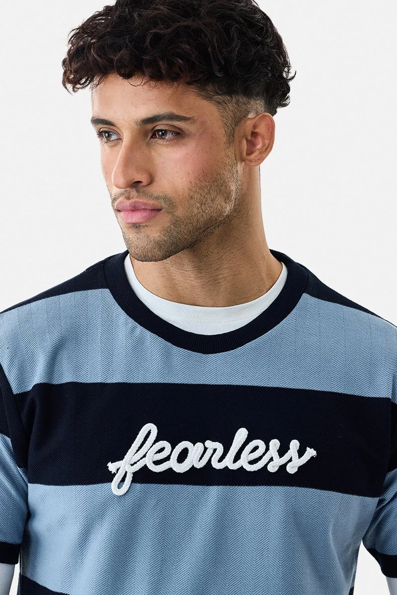 سنيتش تيشيرت بخطوط مطرزة جريئة