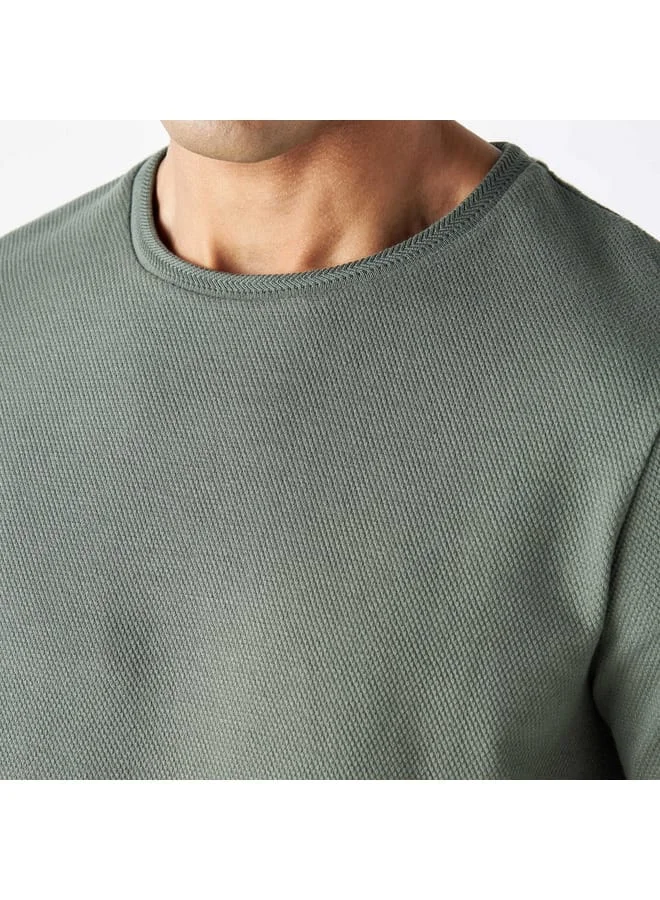 ايكونيك تيشيرت بارز الملمس بياقة ضيّقة وأكمام قصيرة من آيكونيك