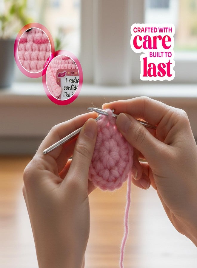 بريمو لاينز - دمية بطاطس وردية مصنوعة يدويًا بالكروشيه، مع 50 بطاقة تحفيزية، هدية يومية للنساء، زميلات العمل، المعلمات، والأمهات، قطعة ديكور ملهمة للمكتب أو الرف. - Image 3