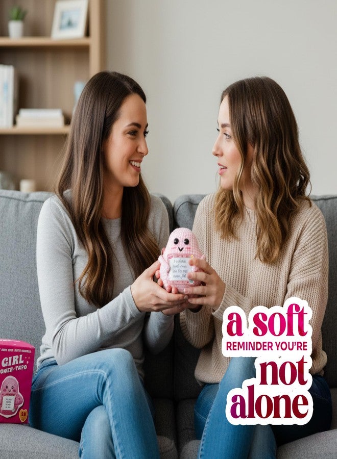 بريمو لاينز - دمية بطاطس وردية مصنوعة يدويًا بالكروشيه، مع 50 بطاقة تحفيزية، هدية يومية للنساء، زميلات العمل، المعلمات، والأمهات، قطعة ديكور ملهمة للمكتب أو الرف. - Image 4